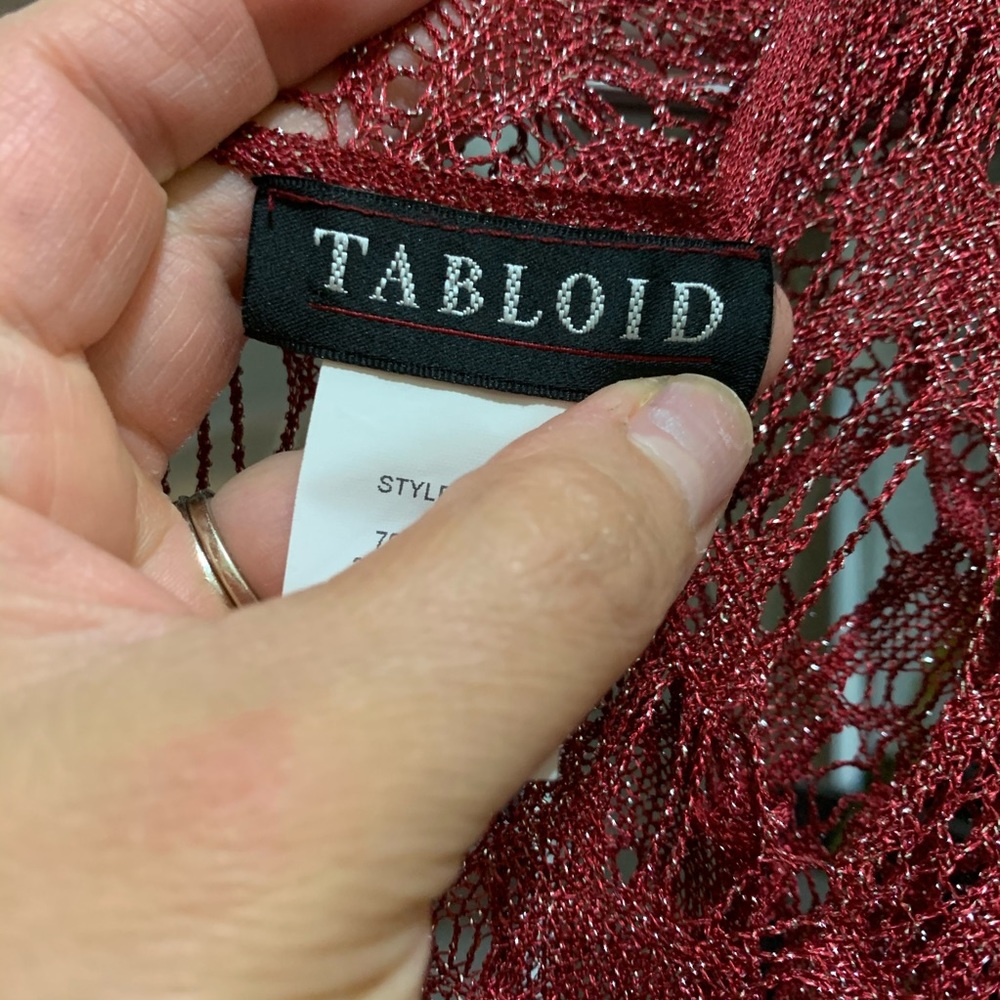 Tabloid shawl - Picture 4 of 4